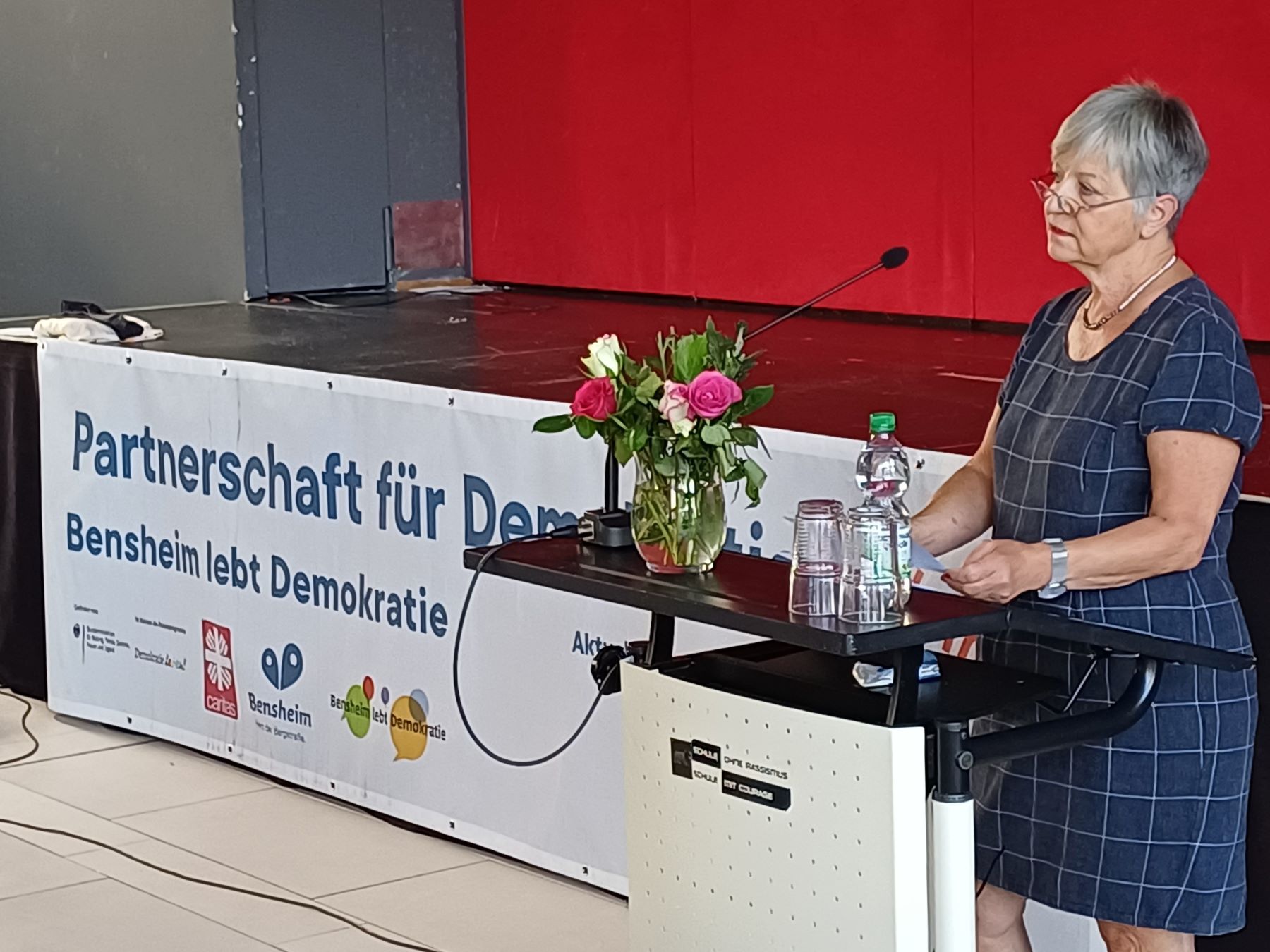 Bürgermeisterin Christine Klein eröffnet die 2. Demokratiekonferenz.